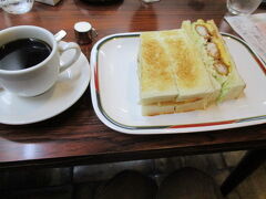 招き猫の近くに名古屋モーニングの名店、コンパル。

エビフライサンドが人気ですが930円です。
あんかけスパの後で辛いけど、頑張って食べます。

ここも純喫茶風の店内で若者の多い大須商店街の中で年配の客がくつろいでいました。