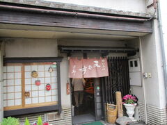 天むすの千寿。

松阪屋名古屋店で買おうとしましたが日持ちしないので、東京に帰る前のこちらでゲット。
よく売れていました。店のスタッフは忙しいので愛想がない・・