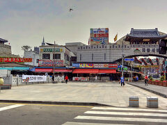 華城に行く前に八達門の東側、すぐ近くの水原川向こうにある市場をのぞいてみました。