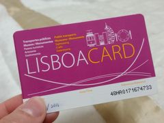 遂にリスボンのポルテラ空港に到着！
入国審査を終えてインフォメーションでリスボンカード48時間分を購入。これでメインの観光施設が無料で市電や地下鉄などの市内交通も無料〜！
まずは空港から市内に向かうエアロバスが割引らしいからバス乗り場へ。空港バスのチケットは券売機で買えるってガイドブックに書いてあったけど見つけられない…
警備の人に聞いたけど乗り場を教えられただけ…
ドライバーからも買えるとは書いてあったけど、リスボンカードの割引もドライバーしてくれるのかな？とかいろいろ考えながら他の人たちと待ってるとチケット売りのお兄ちゃんが！カード見せると無事割引してくれたー。ほっ。