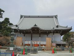 本覚寺の本堂

日蓮宗の寺院。
鎌倉駅からほど近く、身延山の久遠寺から日蓮の遺骨を分骨したことから「東身延」とも呼ばれます。

本堂は、平成の大改修が行われていますが、養生も外されて完成も近いようです。
