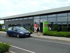 前回のアイルランド旅でもあちこちでお世話になったアップルグリーン発見！
ちょっとコーヒー休憩していこうか。

アイルランドのあちこちで見かけるアップルグリーンは、道の駅的な大型の休憩ポイント。
高速道路だと、SA付属の休憩場所的な存在になっています。
中には、コンビニ、カフェ、ファスト・フード店、レストラン、お土産店、トイレなどのほか、WiFi、マッサージ・チェア、キッズ・コーナーもありますよ。

アイルランド全体の店舗の場所などについて事前に知りたい方は、次のアップルグリーンのサイトでどうぞ。
http://applegreenstores.com/ie/ （英語版）