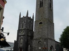 チャーチ・ストリートの西側にあるのは、聖メアリー・アイルランド教会。

塔と教会本体がちょっと離れているのにはわけがあって、

右側に見えている塔は、かつてあった教会の名残で1622年頃建てられたもの。
左側に見えている教会本体は1827年頃の創建になるんだそう。