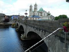 シャノン川に架かる橋の一つのアスローン橋。
長さは100mちょっとほどですがどっしりした石造りで、その黒々とした姿にこの街の歴史を感じます。
この橋も、交通の要所として守られて来たに違いない。

これが、シェラトン・アスローン・ホテルからアスローン城へ行く時に渡る橋になります。
画像左手の向こう岸（西岸）にちょっと見えているのがアスローン城。

白い教会は聖ピーター＆ポール教会。
遠くから見ると、アスローン橋と一体になった風景が一枚の絵のようです。