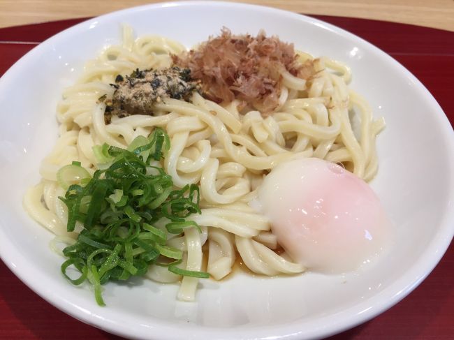 圏央道の恩恵を享受している身でございます。<br />青梅インターから小田原をはじめ海方面が本当に近くなりました。<br /><br />不定期ですが実・義理母を連れてドライブに行っており、今回のテーマは梅見。行先は友達がよかった〜と言っていた小田原にしました。<br /><br />途中の厚木パーキング（内回り）で朝食。<br />全国ご当地グルメの部から「西伊豆しおかつおうどん」を頂きました。<br />思いっきりかきまぜて頂きます。美味しかった〜<br />ランチだったら重いものが食べたかったな。<br /><br />