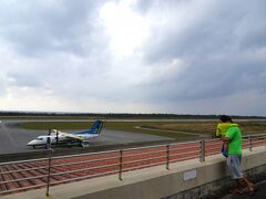 飛行機のランディング（16:10）を見ようと急いだけど，間に合わなかったー
われながら，ブラブラしすぎでしょ！

で，【空港の展望デッキ☆】に上がってみる

小さな空港だけど，展望デッキはけっこう広いし眺めがいい