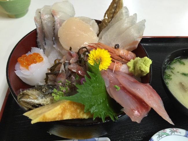 アイス工房から20分くらいで早川漁港に到着。<br />11時だったので食堂はまだ空いてました。<br />今回はベタに市場の中の食堂「魚市場食堂」で頂きました。<br /><br />私は小田原丼をチョイス。アジのつみれ汁が付いてきます。<br />それも美味しい〜！魚はどれも間違いない美味しさです。<br /><br />