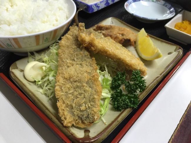 私以外の３人は小田原定食を注文。<br />刺身と揚げ物が付いてきます。すっごいボリューム！<br />アジフライ、めっちゃ美味しかったです！<br /><br />