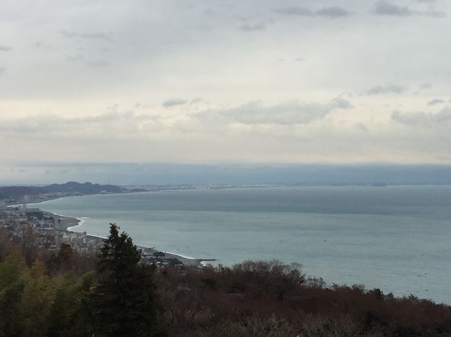 期待していなかったので、この景色に感動〜天気がよかったらな・・・<br /><br />カフェは平日にも関わらず、２時くらいで満席でした。<br />併設されている、野菜などが売っている道の駅的なお店「一夜城マルシェ」で売っている品物が良心的な価格でびっくり！<br />母曰く、寄せ植えもセンスが良くて高くないのにびっくり、と言ってました。お庭に桜の木があったりするので、今度はここにランチを食べにきてもいいな〜<br /><br />その後、お約束の鈴廣のかまぼこの里に寄り、お土産を買って帰宅しました。<br /><br />目標の６時前に帰宅できました〜<br />婦人会にはちょうどいい距離でした。
