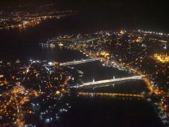 イスタンブールに着陸します。

窓からはこの素晴らしい眺め。
右側が旧市街で左側が新市街。
3本掛かる橋の一番奥が有名なガラタ橋。

旧市街で一際輝いているのがスレイマニェジャーミィ。
ガラタ橋のたもとにあるのがイェニジャーミィ。

空から見るイスタンブールがこんなに綺麗だなんて、感動もの。

それにしてもジャーミィ（モスク）のライトアップは厳かです。