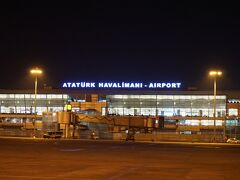 早朝3時半のアタテュルク空港。

予定より50分も早く到着です。
乗継時間が4時間に延びてしまった・・・