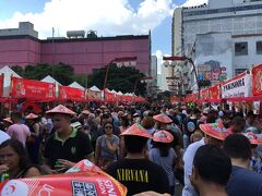 ここはサンパウロ・リベルダージの東洋人街（旧日本人街）の『春節祭り』の様子です。大混雑です....。

写真は、2016年2月14日