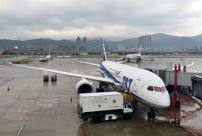 羽田から松山空港へ。<br />近い、早い、便利。<br />国内旅行と変わりませんね。