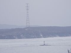 見えてきました！
あれがトカレフスキー灯台です。
ウラジオストックの金角湾入り口にある灯台です。
沖合にあるのですが引き潮時には歩いて行かれます。
冬季の間は写真の様に海が凍ります。