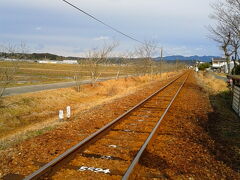 『細谷駅』〜『いこいの広場駅』間が、この天浜線の中で一番距離が短い。

その気になったら歩いてみよう♪っと思ったけど・・・
あまりにも風が強くて寒いっ！

待合室から次の電車が来るまで、ただずっとこの景色に見とれていた。