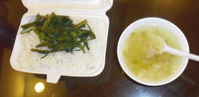 ご飯に、空芯菜（ザウムォンサオトイ）もつけてもらいました。<br />ごはんがモリモリです！<br />スープもおいしそうです。
