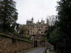 見えましたレガイラ宮殿！
早めに着いたので他の観光客数人とオープン待ち。それにしても口コミ高かったわりに人少ない…
待つこと5分。口コミにもあったように、おじさんがの〜んびり歩いてきて無言で門を開けてくれた。お待たせしました〜とか、どうぞ〜とか何もなかった(笑)
なかに入ってチケットを買うと地図を渡されたものの、かなり広そうだし道が入りくんでいてどこから見たらいいのやら。とりあえずプラプラ散策開始〜。