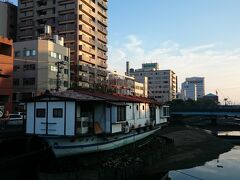 ここにも

どうやって
ここに浮かべたんだろう？
謎のかき船、呉にも有りました