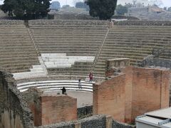 今回は広場の左側通路から大劇場の裏に回り、外階段を上がって最上階から大劇場に入っていきました。
右側の通路からでしたら大劇場に隣接しているオデオン座（小劇場、音楽堂）の横を通ることになるので、オデオン座を見ることもできましたが、見れず残念でした。
無理して行けない事はなかったのですが、逸れると迷子になりそうでしたので冒険は止めました。（ポンペイの道は迷路みたいですから。）