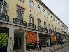 メトロ・ロシオ駅徒歩1分ホテル　アメリカーノ。

今回は立地とお値段で選びました。
1階はピンゴ・ドーセというスーパー。
とっても便利。