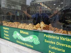 旅の始まり、まずは食。

丁度お昼の時間なのでビファーナで有名なベイラガールへ。
ホテルから30秒の距離です。

中のおじさんが両手を広げてお待ちかね。