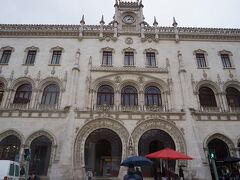 入り口の装飾がとても豪華な建物がありました。

