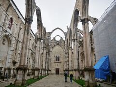 1389年に建てられ、1755年の大地震で倒壊した教会跡です。
ステンドグラスが嵌まっていたと思われる部分や柱の大きさから立派な教会だったことがわかります。

奥の考古学博物館は必見！
思いのほか時間を使っちゃいました。
まさかミイラがあるなんて・・・