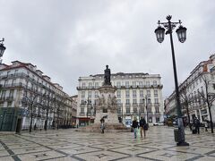 Igreja Paroquial do Santíssimo Sacramento
Basílica dos Mártires
Igreja do Loreto
Igreja de Nossa Senhora da Encarnacao
4つの教会を巡りつつカモンイス広場に到着。

リスボンは古い街だからでしょうか。
とにかくたくさんの教会があります。

一つ一つ凝った造りで、クリスチャンじゃなくても彫刻、パイプオルガン、絵画、シャンデリアなど見所が尽きません。
