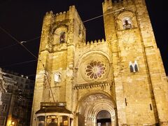 暗闇に浮かぶライトアップされた大聖堂。
要塞のような堅固な造りは大地震も生き延びました。