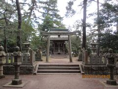 その隣に天橋立神社が。

カップルで来て、鳥居の上にお賽銭や石をのせると、

縁結びとなるとか。