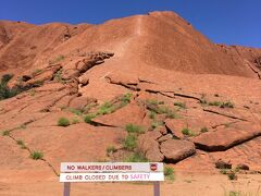 エアーズロック登山口　14:00

「CLIMB CLOSED DUE TO SAFETY」

2015年10月のウルル返還30周年記念祭あたりで、
何者かが登山道の鎖を切断したらしく、
3か月後の現在でも修復されないまま。

とATTキングスの日本人ガイドから聞きました。

元々2月は真夏でもあり、
月に2回位しか登れないとの事。

