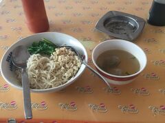 イブ・ユリで昼食。ミーアヤム（左の鳥そぼろ入り麺に右のスープをぶっかけて食べる）安くて美味しかった。

食べている間に空模様が怪しくなりだしました。