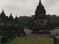 晴れていたら遺跡公園内の寺院をサイクリングしようと思っていたのですが、雨なので歩いて回りました。始めはルンブン寺院。