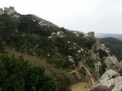 ムーア城。
ここは入口が非常にわかりにくかった！
バスを降りてすぐ目の前にチケットブースがあって、ムーア城はこちらと表示もあるものの出口のようなものしか見つからない。入口どこなのーと何度か行ったり来たりしたあげく、どう考えてもこの出口みたいなところしか入るところはないと思って入ってみるとやっぱり入口だった。わかりにくっ！

写真の場所までは坂道を歩いて５分程。まわりを見渡すとかなり高いところまで来たのを実感！