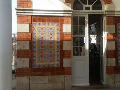 シントラ駅。
ペーナ宮殿の後はシントラヴィラでケイジャーダというシントラ名物のお菓子を食べる予定だったけど、バスを降り損ねてそのまま駅へ行ったところ列車はちょうど出発したところ。事前に調べていたのに30分に１本しかないこと忘れていた…
駅の周りでランチしようかとも思ったものの、美味しい店がわからないので駅前のベンチで日向ぼっこしながらガイドブックを見てこの後の計画を練ることに。