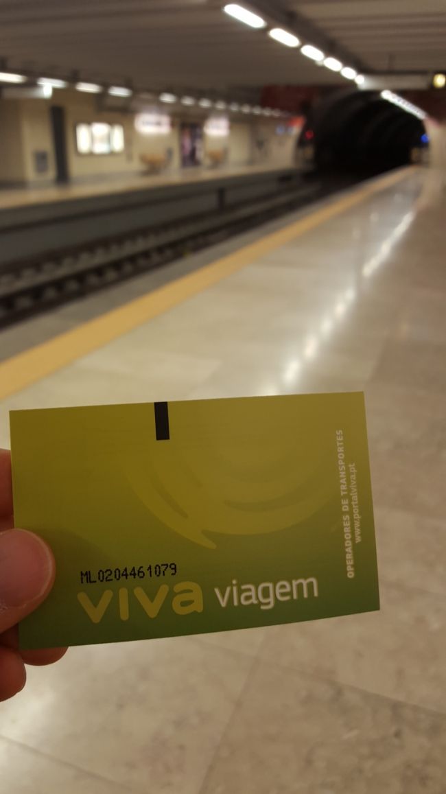 リスボンに到着しました。タクシーに乗ると、ぼられるとフォートラにあったので、地下鉄に乗ります。行き方は簡単です、地下鉄マークに沿って、指示通りに歩きます。一度、空港から出ると、目の前に地下鉄の入口がありました。空港の中から直接、駅に行けるともっと便利なんですけどね。<br />キップの買い方がわからなかったので、とりあえずSuicaみたいにお金をチャージするカードを買いました。そして、Oriente駅へ向かいます。といっても、３駅目なので、とても近いです。運賃は、2.5ユーロくらいだったと思います。