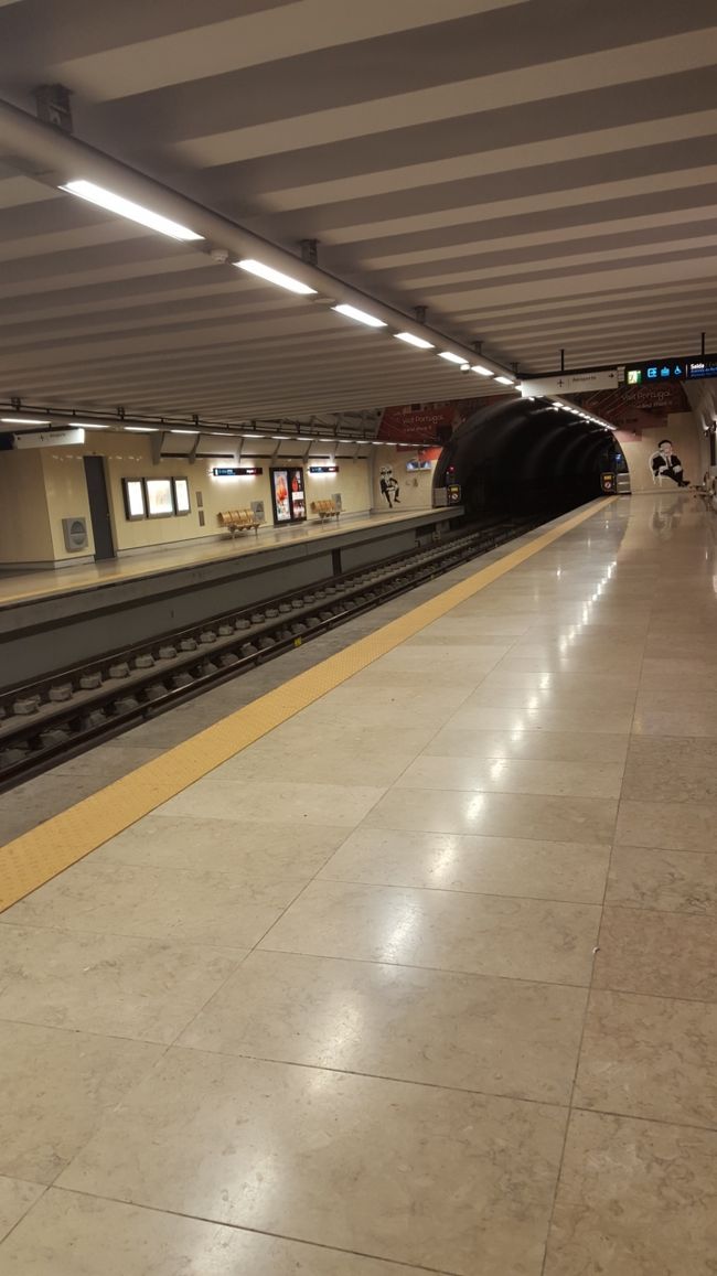 空港の駅はこんな感じです。シンプルなつくりです。危険な雰囲気はありませんでした。