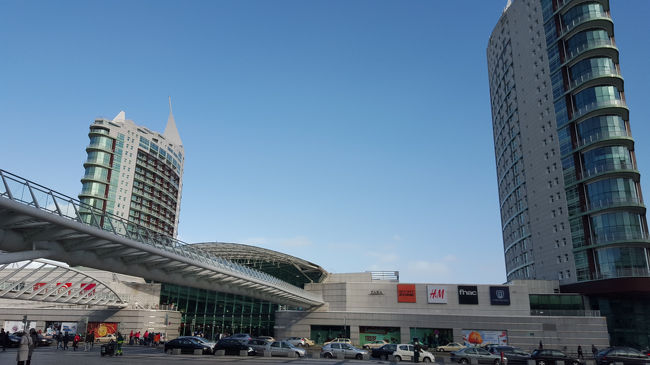 さてさて、Oriente駅に着きました。エスカレーターを上り、地上に出ると、駅前はこんな感じです。近代的です。この駅周辺は、再開発エリアとのことで、Vodaphone, Microsoftなどの大手IT企業のオフィスが集まっているそうです。