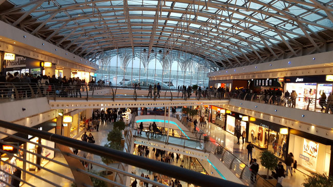 モールの中は、近代的です。日本のららぽーとか？と思うように何でも揃ってます。地下には食料品売場、上階にはフードコート。後で、気づいたのですが、モールと駅と地下で直結してました。