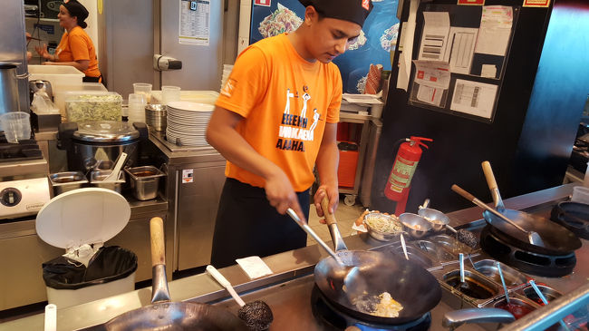 醤油味に恋しくなったので、フードコートのWork to walkというアジア料理へ。お兄さんが、鍋をふりながら、パッタイを作ってくれました。