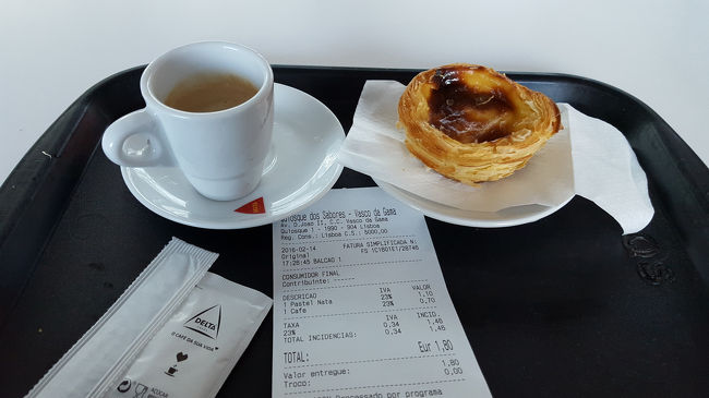 そして、これ。多くの人がこれを食べてました。エッグタルトとエスプレッソ。これで、2ユーロもしない。安い、そして、美味しい❗<br />エッグタルトって、マカオやホンコンのスイーツかと思ったら、元々はポルトガルのスイーツとのこと。ポルトガルがマカオ統治時に、現地へ伝わったようです。