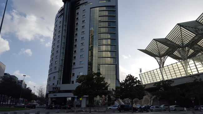 お腹がいっぱいになったところで、ホテルへ向かいます。今回は、Tivoriを利用します。ホテルは駅を出て、右側にたっていて、便利だというのが決めてです。写真右側の傘のホネみたいなのが駅の屋根です。