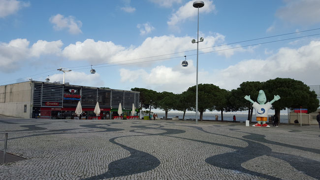 ２、３分歩くと、テージョ川に近づいて来ました。