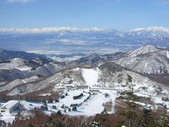 昔ながらの東館山ゴンドラに乗り、東館山展望台からの素晴らしい眺めと共に朝ビール♪
まるでヨーロッパスキーの気分です。
