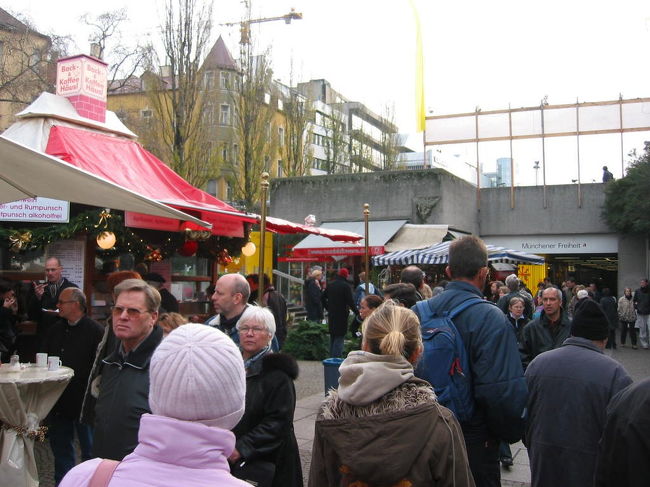 ミュンヘナーフライハイトのマルクトです。ここは、ミュンヘン子が普通に買い物や食事をするエリアでデパートやレストランなどが集まっています。
