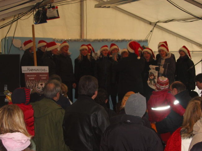 テントの中で聖歌を歌っていました。