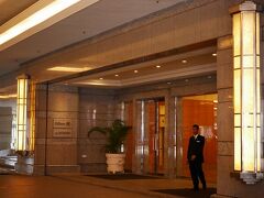【2/5作目からの続き】
　http://4travel.jp/travelogue/11103758


●４日目・９／２２（火）●
朝９時すぎ。
クアラルンプール、ホテル「ル・メリディアン」の朝。

昨日、マラッカから移動してきた。
今日は、深夜便で日本へ帰る日。
ホテルは、デイユース１９時まで利用。

これから、１９時のチェックアウトまでクアラルンプール観光へ繰り出す！
行きたいところは３つ。
①バトゥ洞窟（半日観光）
②ブルーモスク（半日観光）
③ペトロナスツインタワー（夜景）

中心部のゴミゴミしたところは苦手。
最初からこの３つに絞って観光しようと決めてたんだ～。




