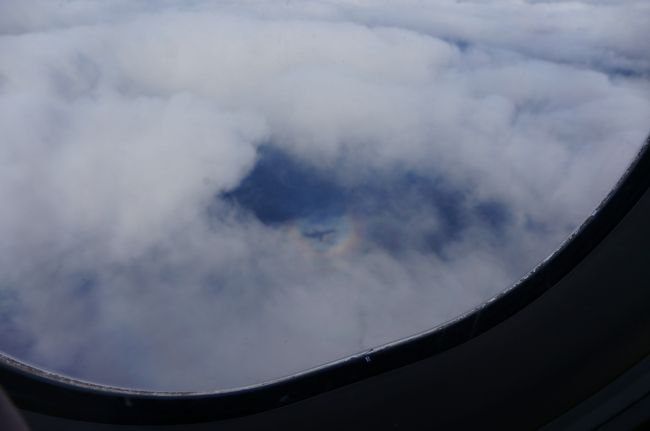 飛行機の影の周りにも虹みたいなのが見えた♪