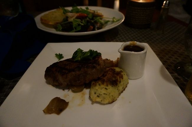 お肉とお魚ということで<br />ステーキとブイヤベースをシェアしていただきました。<br />ハワイ初日、おしゃれなレストランで<br />おいしい食事。<br />母も喜んでいた　と思うｗ