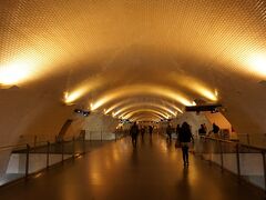 お昼まで1日券が使えるのでロシオ駅～カモンイス広場のあるバイシャシアード駅まで一駅メトロを利用。